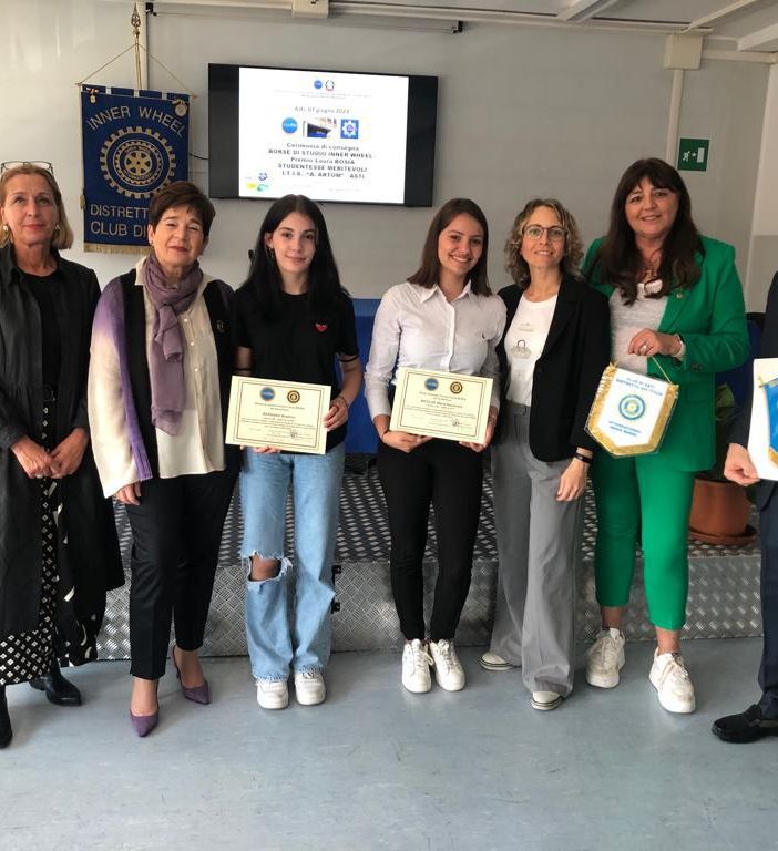 Le ragazze premiate con alcune rappresentanti dell’Inner Wheel, la presidente del Club di Asti Simonetta Boschi, la governatrice del Distretto 204 Patrizia Gentile, il dirigente scolastico Franco Calcagno