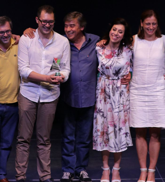 Il Presidente FITA Piemonte Raffaele Montagnoli (al centro) consegna allo Spasso Carrabile il premio per il Miglior spettacolo al concorso “Un PO di teatro 2018” a Leinì nel Giugno dello scorso anno