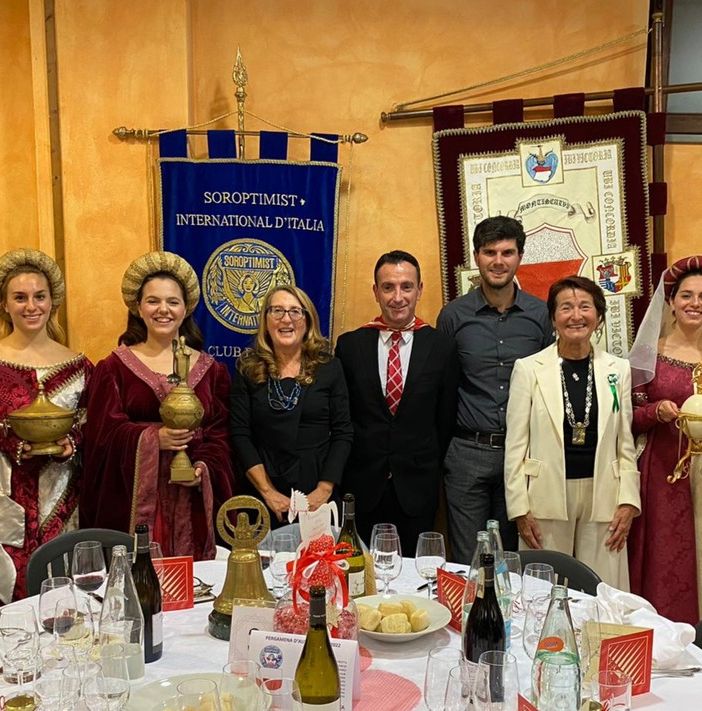 Palio di Asti: Pergamena d'autore 2022 al Comune di Moncalvo dal Soroptimist di Asti
