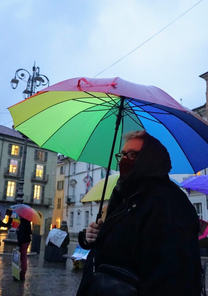 In piazza San Secondo, presidio per la Bosnia sotto la pioggia