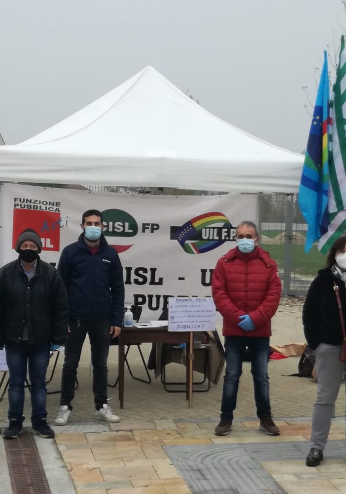 Ieri davanti al Massaia presidio dei sindacati per chiedere assunzioni rapide di personale sanitario