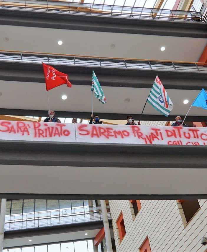 Il flash mob dei sindacati al Massaia lo scorso aprile (Merphefoto)