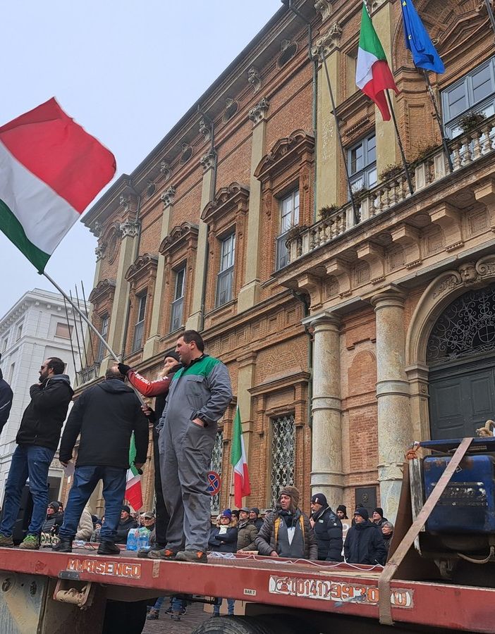 Alcune immagini della protesta ad Alessandria che vede coinvolti anche molti agricoltori astigiani