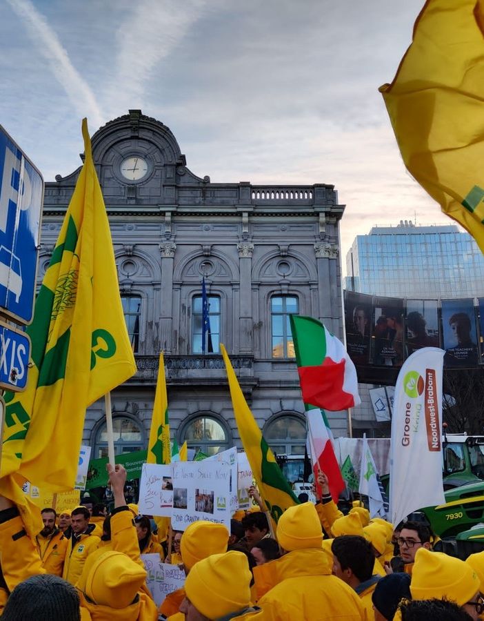 Oltre 1000 maglie Coldiretti oggi in place du Luxembourg di fronte al Parlamento Europeo