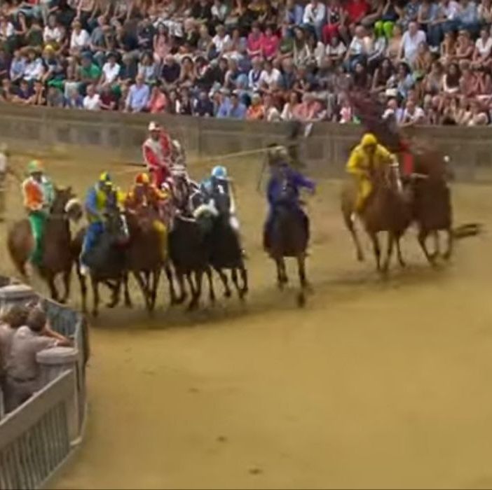 La mossa della prova generale che si è corsa ieri sera in Piazza del Campo (immagini del Consorzio di Tutela del Palio di Siena)