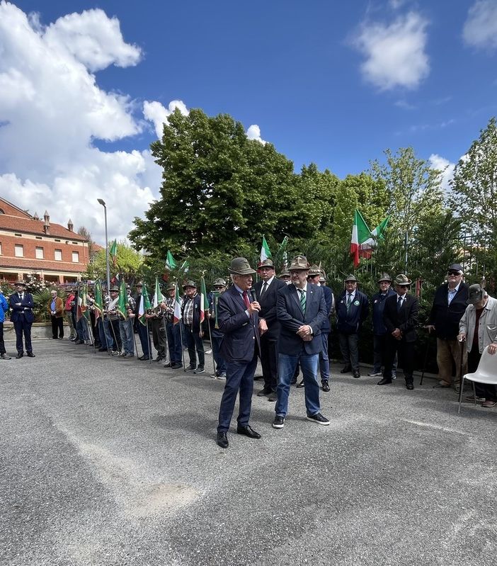 Un momento della cerimonia nel cortile dell’Anffas di  Asti