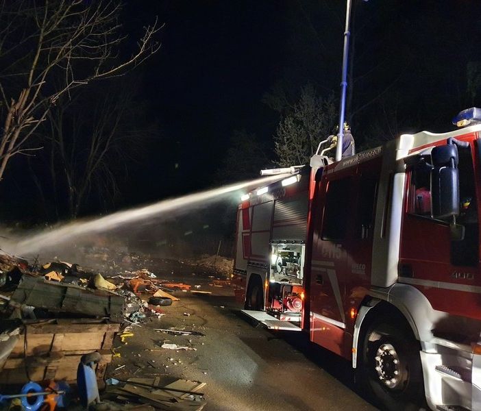 Roghi via Guerra, il vigile del fuoco candidato: &quot;Durante gli interventi tirano mattoni contro le autobotti&quot;