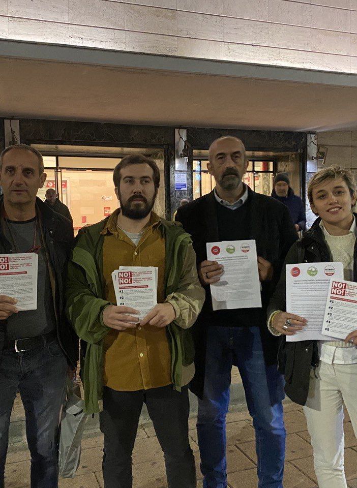 Raccolta firme contro gli stalli blu in piazza del Palio (da sinistra Massimo Cerruti, Mauro Bosia, Mario Malandrone, Vittoria Briccarello)