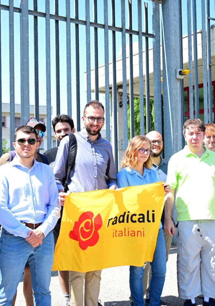 La delegazione dei radicali fuori dai cancelli del carcere di Asti