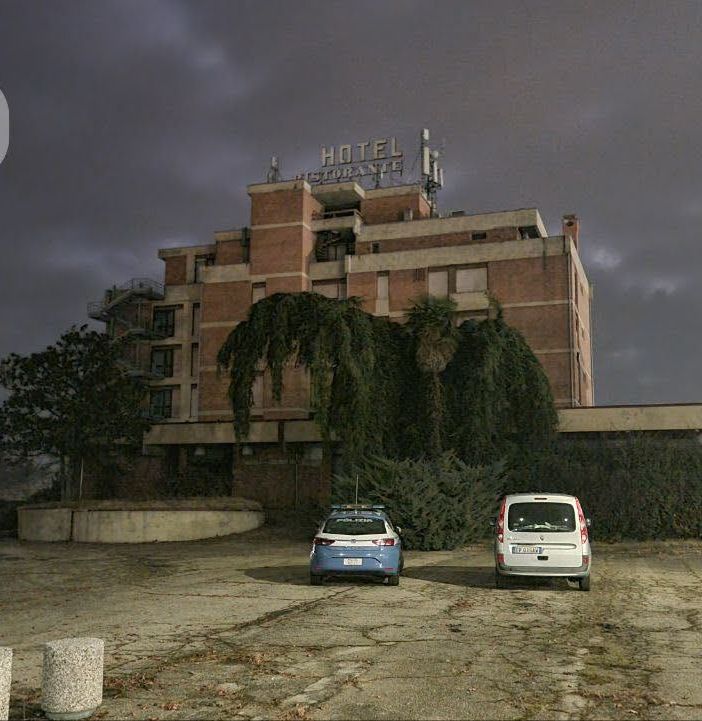 Entrano nell'ex hotel Salera e devastano la struttura, quando arriva la Polizia si nascondono in un armadio