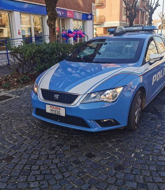 Armato di forbici rapina il Caddy's di corso Torino