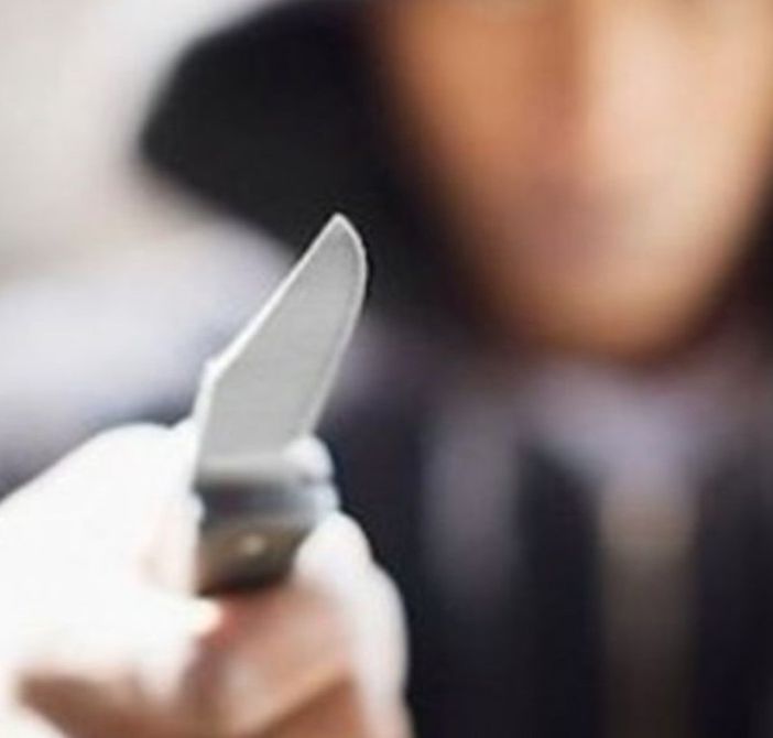 Col cappuccio in testa ed un coltello terrorizza la farmacia Garello (foto d'archivio)
