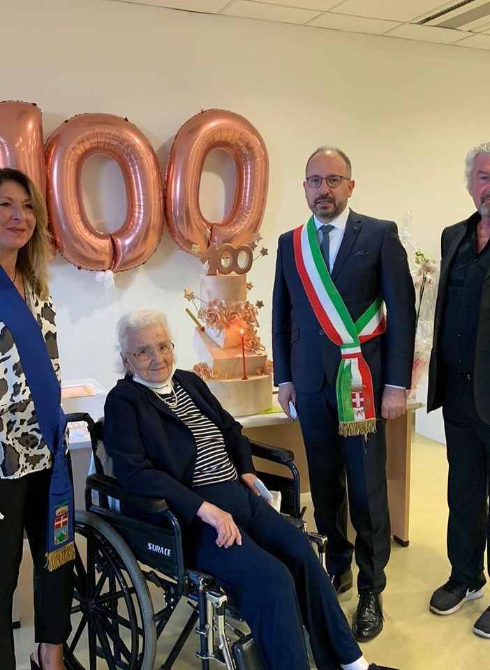 La foto del sindaco Rasero con la neo centenaria