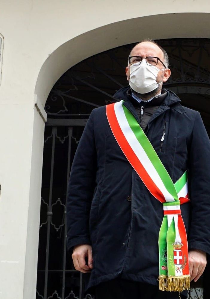 In piazza San Secondo ad Asti, il sindaco Rasero osserva un minuto di silenzio per le vittime del Covid