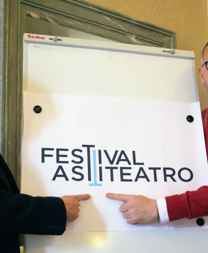 L'assessore Imerito e il sindaco Rasero con il nuovo logo della manifestazione (Ph. Efrem Zanchettin - Merfephoto). Nelle foto a fine articolo altre immagini della conferenza stampa e foto di scena di alcuni dei protagonisti della rassegna
