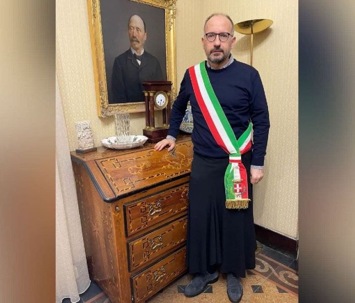 La gonna di Rasero non piace ad Asti Pride: botta e risposta su Facebook. L'associazione: &quot;Il primo cittadino mette le mani avanti ogni volta che tenta di mostrare attenzione alla lotta alle discriminazioni ed alle violenze&quot;