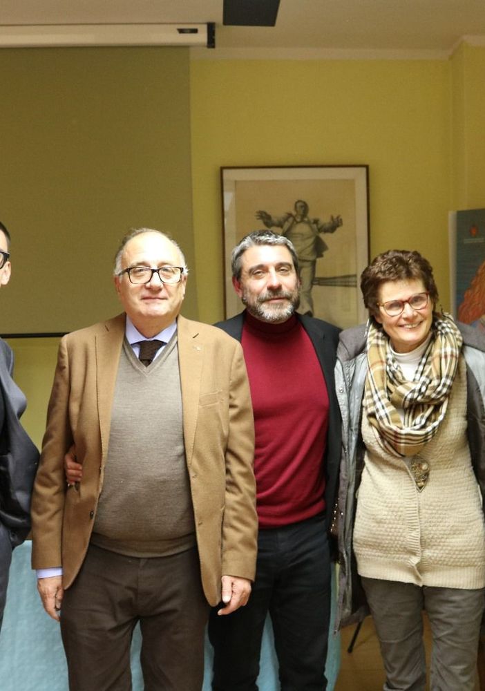 Da sinistra verso destra: Edoardo Scarrone, il giovane membro di Politeia già alunno del professore, il presidente di Politeia Maurizio Carcione, il professor Giorgio Barberis e l'Assessore alla Cultura Ausilia Quaglia