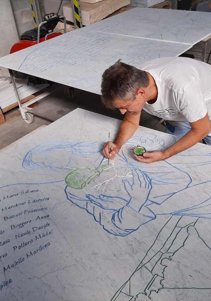 L'artista Massimo Ricci all'opera per il memoriale ai bambini defunti del secolo scorso