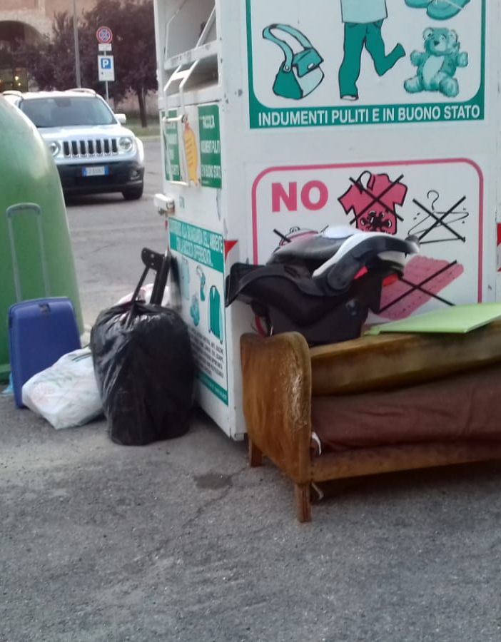 I rifiuti in strada, ad Asti, non risparmiano nessuna zona