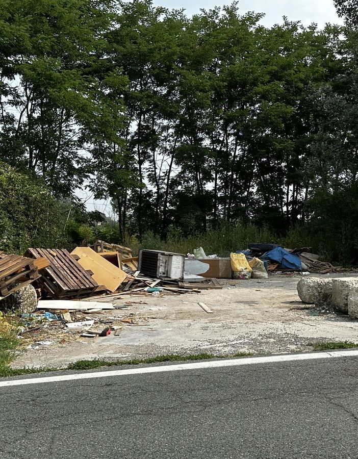 Asti e il degrado urbano: cumuli di rifiuti in strada Santo Spirito