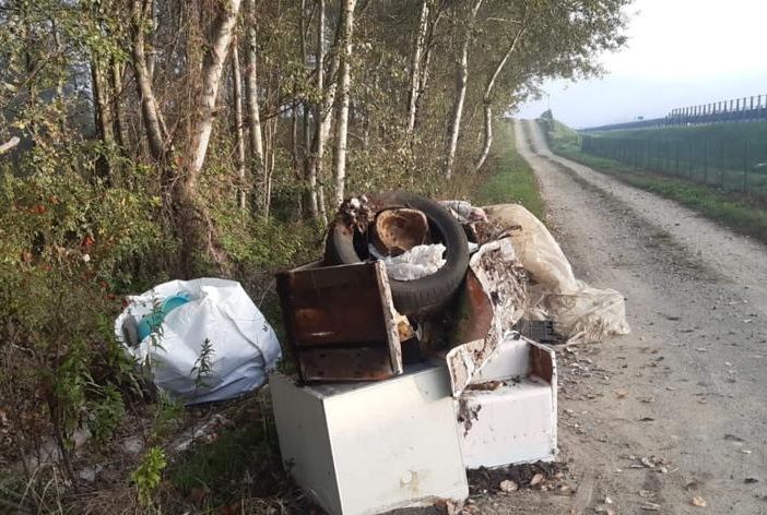 Incivili abbandonano cumuli di rifiuti ingombranti a San Marzanotto e Cortiglione