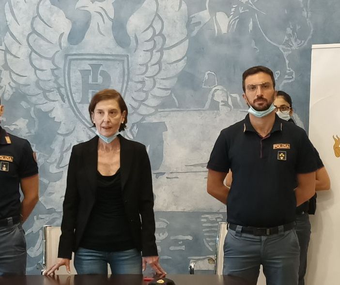 &quot;Aiutaci a difenderti... non sei solo&quot;. La nuova campagna di prevenzione truffe agli anziani della Questura di Asti