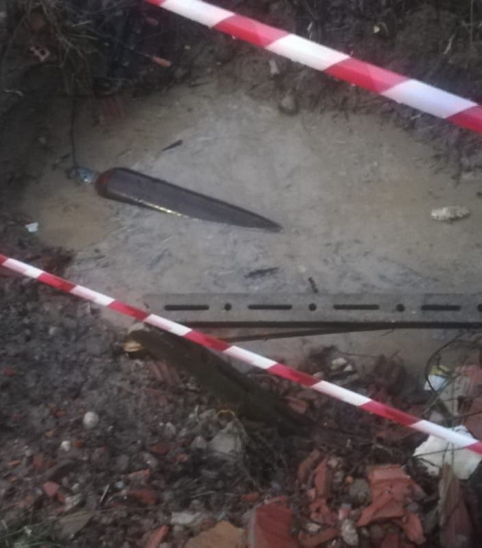 Continua il rogo in via Guerra. Tra i rifiuti anche una bombola di acetilene [FOTO]