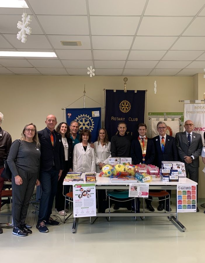 Il direttore generale dell’Asl AT Francesco Arena, il direttore sanitario Tiziana Ferraris e il direttore del Dipartimento Materno Infantile Maggiorino Barbero, il primario di Pediatria Cinzia Strozzi insieme alla delegazione dei Club Rotary e Rotary Act di Asti, Nizza e Canelli rappresentati presidenti Maurizio Mela, Paolo Marmo, Alessandro Pampirio, Carola Marmo, i componenti del direttivo, il presidente della Commissione distrettuale Luigi Gentile e Gianluigi Lunati, rappresentante distrettuale del Rotaract.