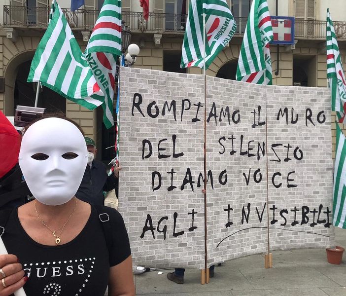 &quot;Basta, non siamo invisibili&quot;: sotto la Regione la protesta dei lavoratori delle Rsa [FOTO e VIDEO]