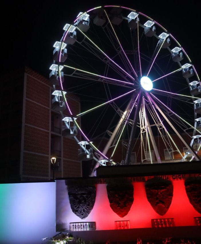 È tutto pronto! Oggi il Magico Paese di Natale si presenta. Alle 16 inaugurazione della pista da ghiaccio e ruota panoramica. Alle 19 accensione dell'albero
