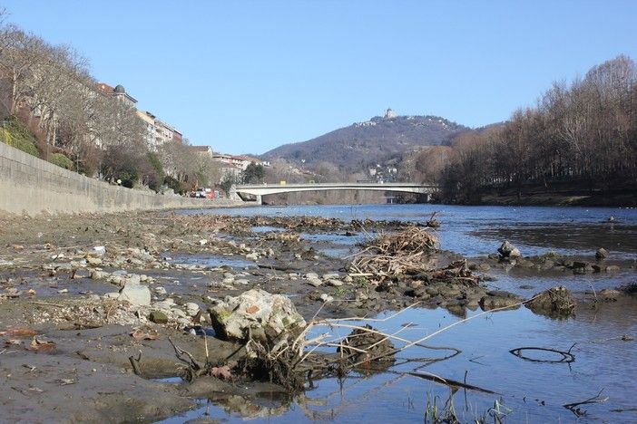 Siccità, Piemonte in ginocchio, ordinanze in 170 Comuni per risparmiare acqua: &quot;E pensiamo a quella dei laghi&quot; [VIDEO]