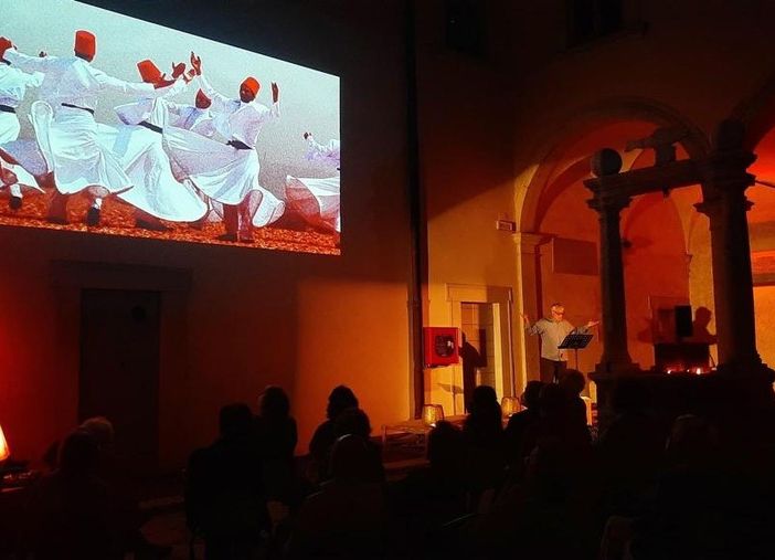 L'attore in scena per 'Le vie del Buddha'
