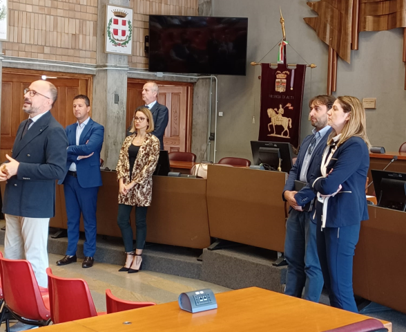 da sinistra: il presidente Maurizio Rasero con i consiglieri provinciali Davide Migliasso, Angelica Corino, Simone Nosenzo, Anna Macchia. Sullo sfondo il Segretario generale della Provincia di Asti Paolo Oreste Morra