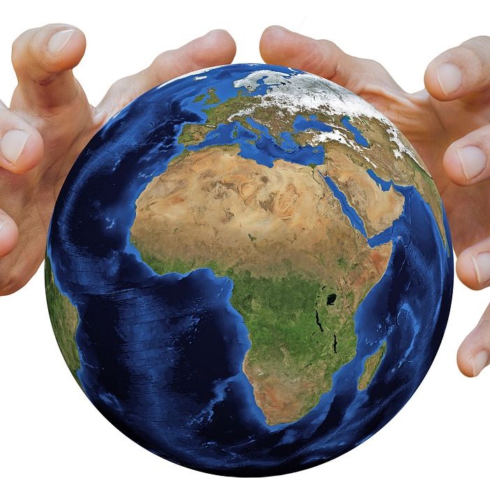Mani che stringono il pianeta Terra