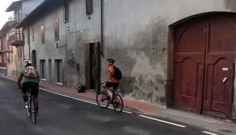 Da Montechiaro a Loano in bici. Due giovani astigiani &quot;rincorrono&quot; il mitico Diavolo Rosso
