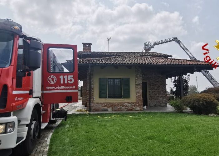 San Damiano: intervento dei vigili del fuoco per un incendi di pannelli solari