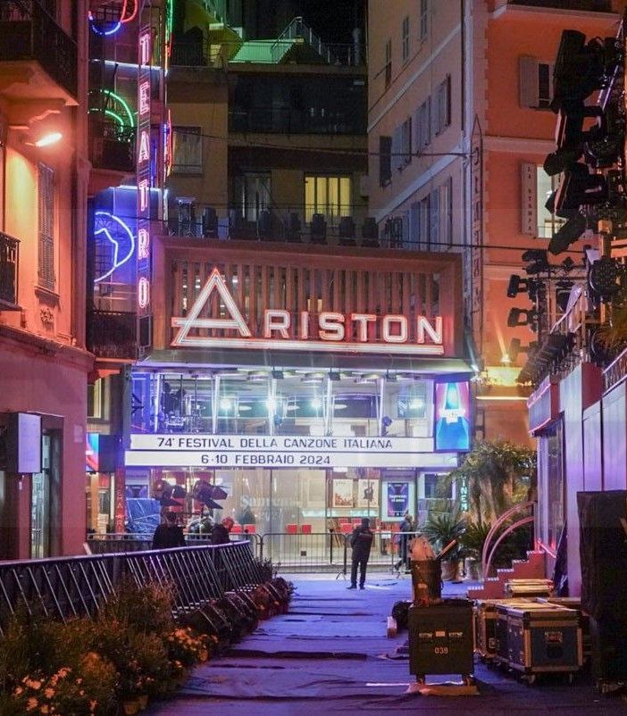 Nella galleria fotografica di Sanremonews alcune immagini della città che si prepara al Festival e il green carpet di ieri sera