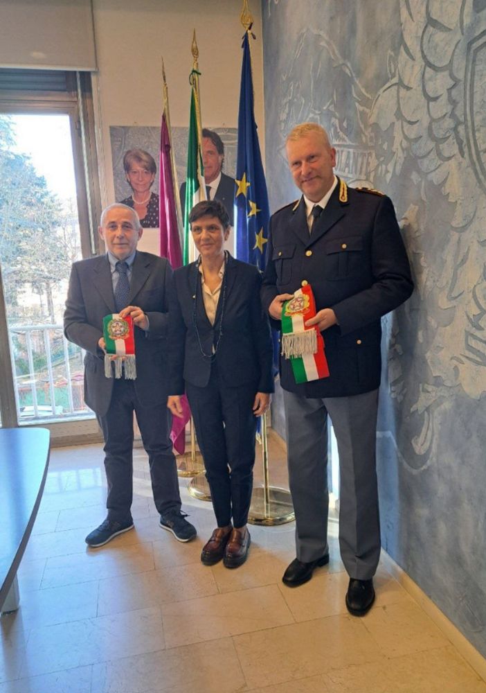 La polizia consegna la 'Sciarpa tricolore' al neo commissario Bruno Cavaiuolo e al commissario in pensione Fabio Biamino