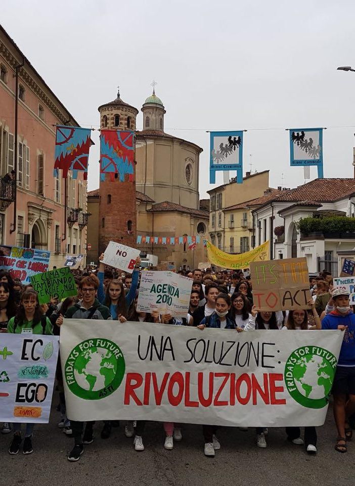 Make love, not CO2: 2200 &quot;Gretini&quot; questa mattina in piazza ad Asti per salvare il Pianeta (FOTO e VIDEO)