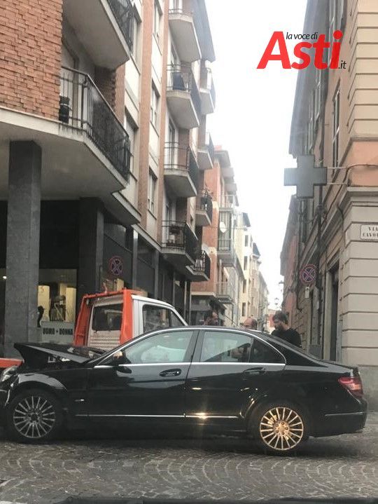 Scontro in via Cavour tra auto e carro attrezzi