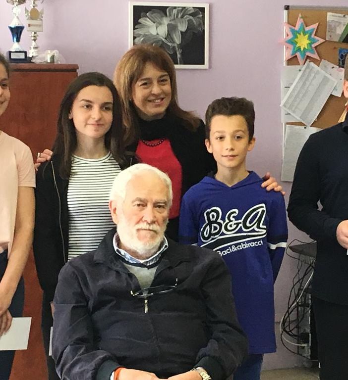 La dirigente scolastica Alessandra Longo, Arnaldo Malfatto, gli alunni premiati
