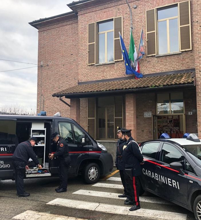 Attimi di paura alla scuola elementare di Motta di Costigliole. Trovata in un armadio una vecchia bomba