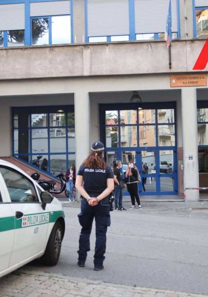 Polizia Municipale di fronte al Giobert in uno dei primi giorni di lezione del nuovo anno scolastico