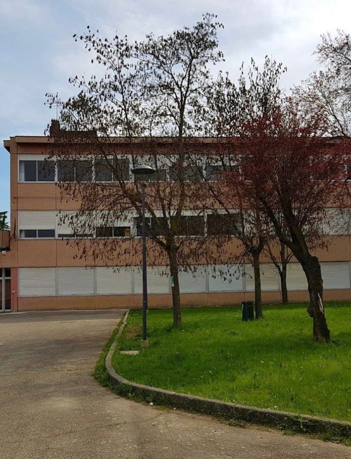 Entrano alla scuola Martiri di Asti, rubano mascherine e rovesciano estintori