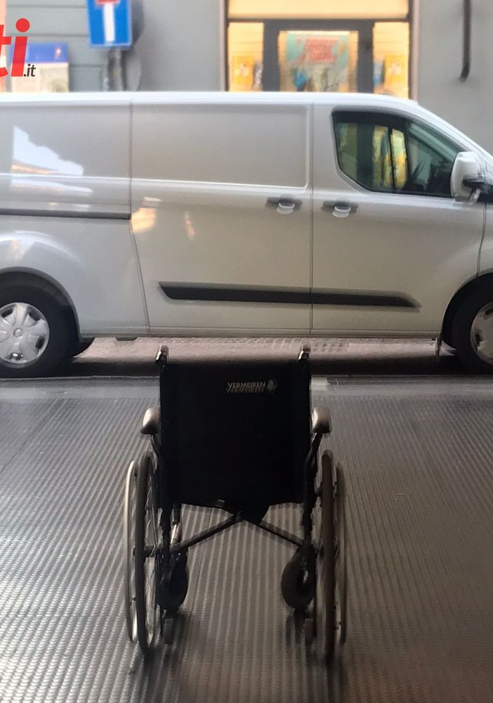 &quot;Da dove scendo con la carrozzina di un disabile se il passaggio è occupato da un furgone?&quot;