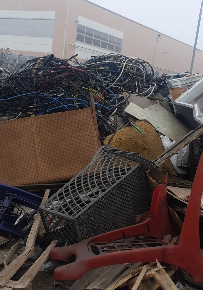 In via Guerra cumuli di immondizia e &quot;topi grandi come cavalli&quot;: la segnalazione di una nostra lettrice [GALLERIA FOTOGRAFICA]