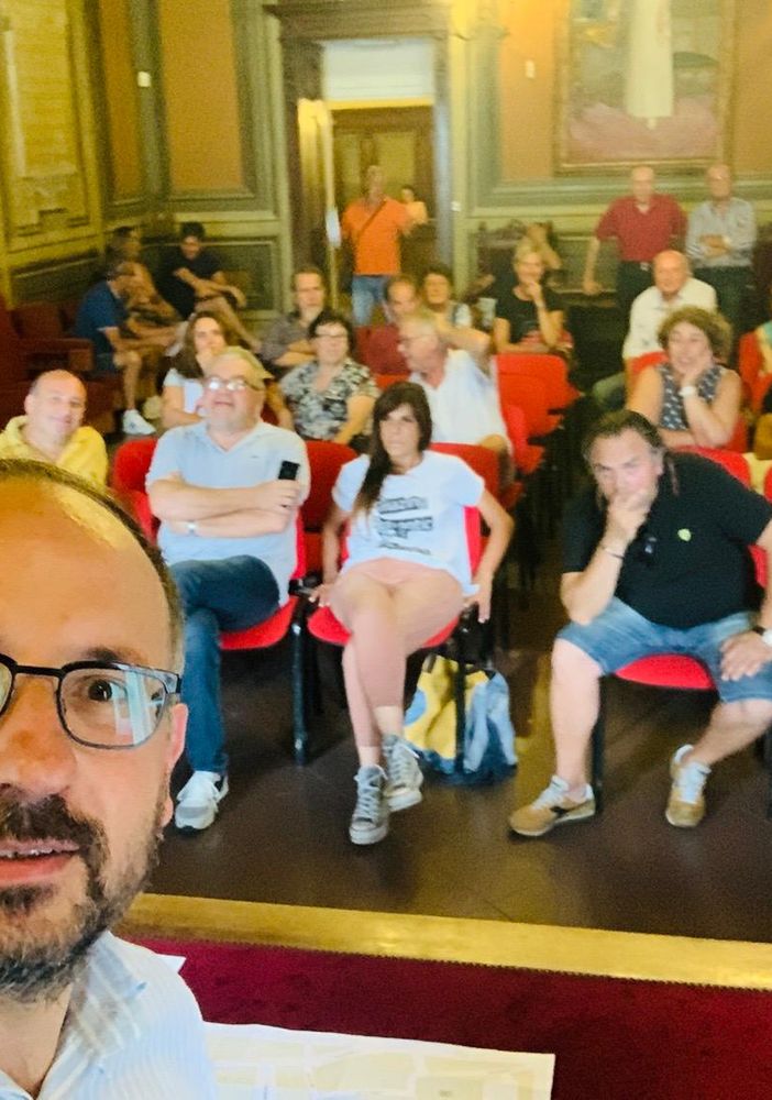 Il selfie di Maurizio Rasero durante le estrazioni dei posti mercato