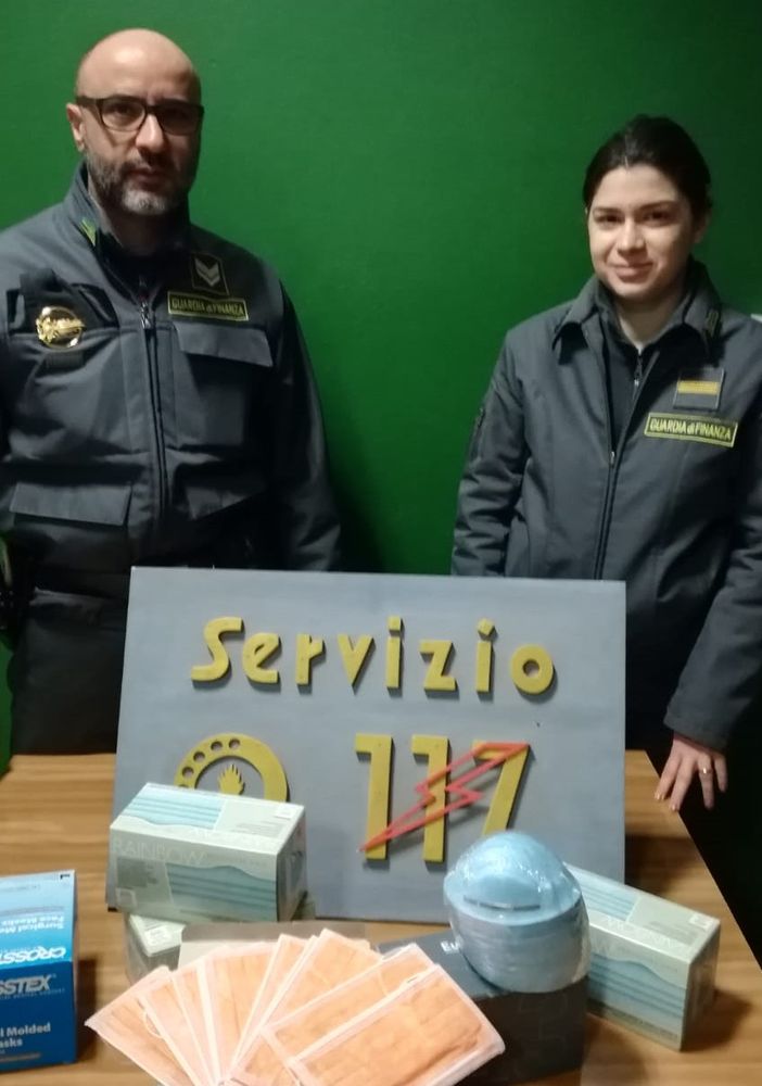 49enne astigiano cercava di vendere mascherine a farmacie del capoluogo a prezzo maggiorato del 700%