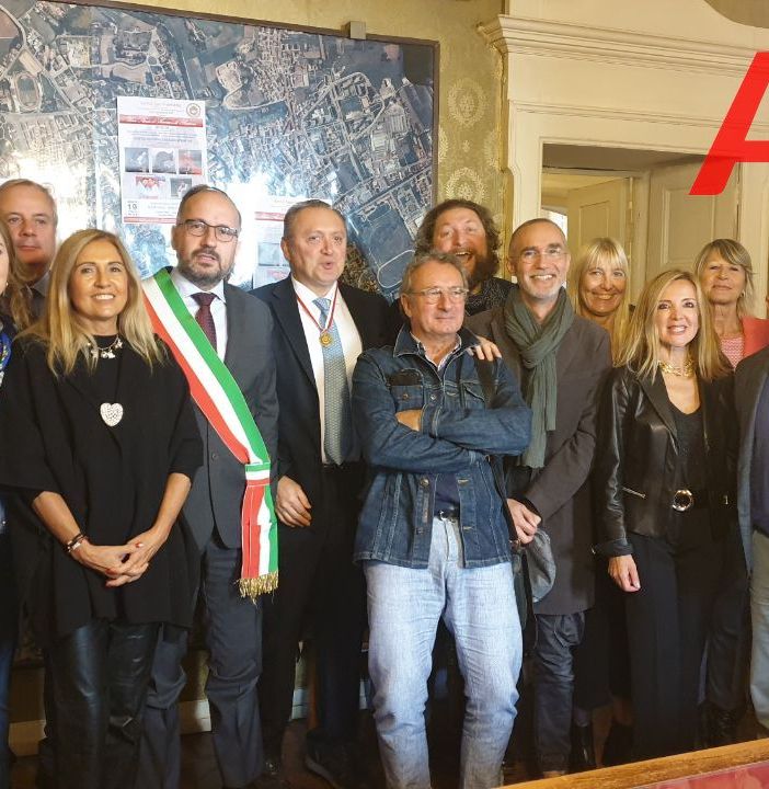 Soci e presidente del club, Soverino, i Mammuth, Mobrici con il sindaco di Asti