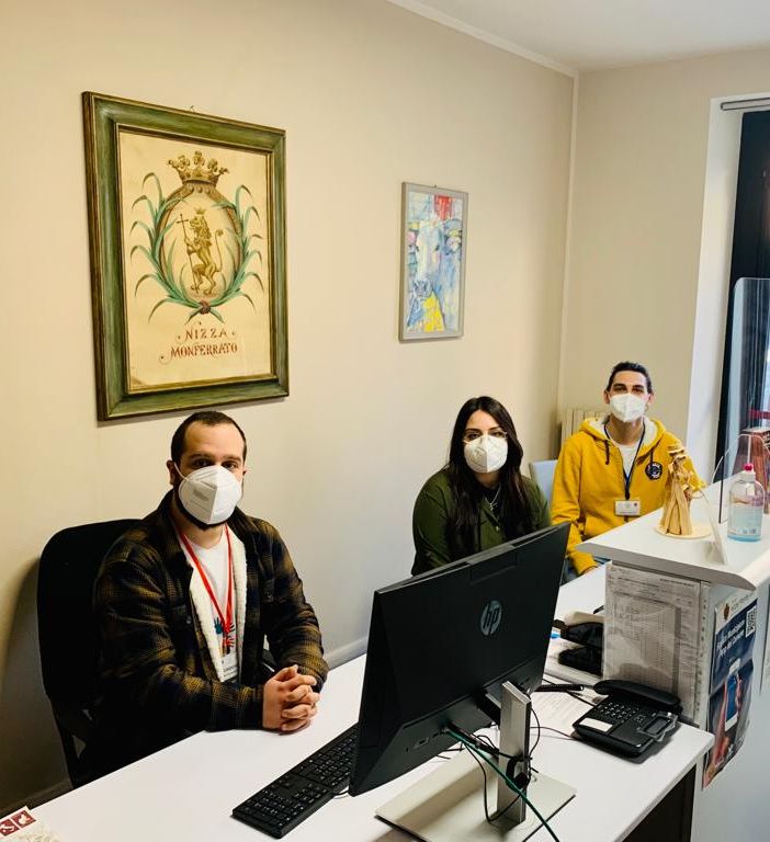 I ragazzi che stanno facendo il servizio civile in biblioteca